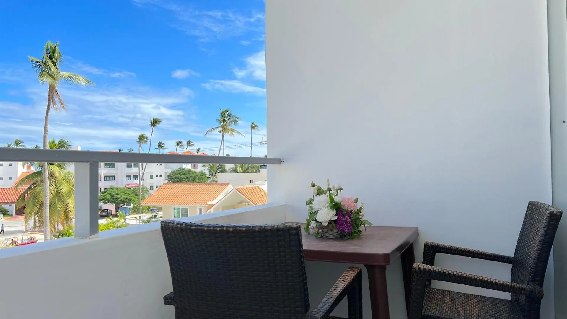 Vacation Studios With Rooftop Pool, Beach Club, Restaurants - Playa Los Corales Punta Cana